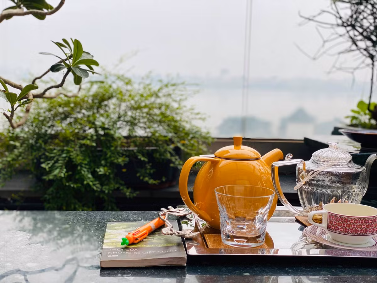 Trong nhà luôn có những bình hoa rực rỡ. Ảnh: Vietnamnet