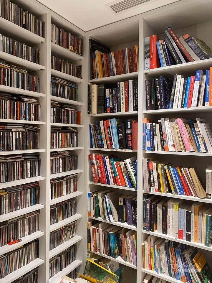 Trong nhà được Tùng Dương đặt nhiều kệ, tủ gỗ để trưng bày nhiều sách và 6.000 đĩa CD. Ảnh: Facebook