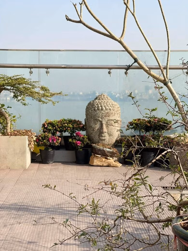 Sân thượng như một khu vườn thiền giữa khung cảnh Tây Hồ. Ảnh: Facebook