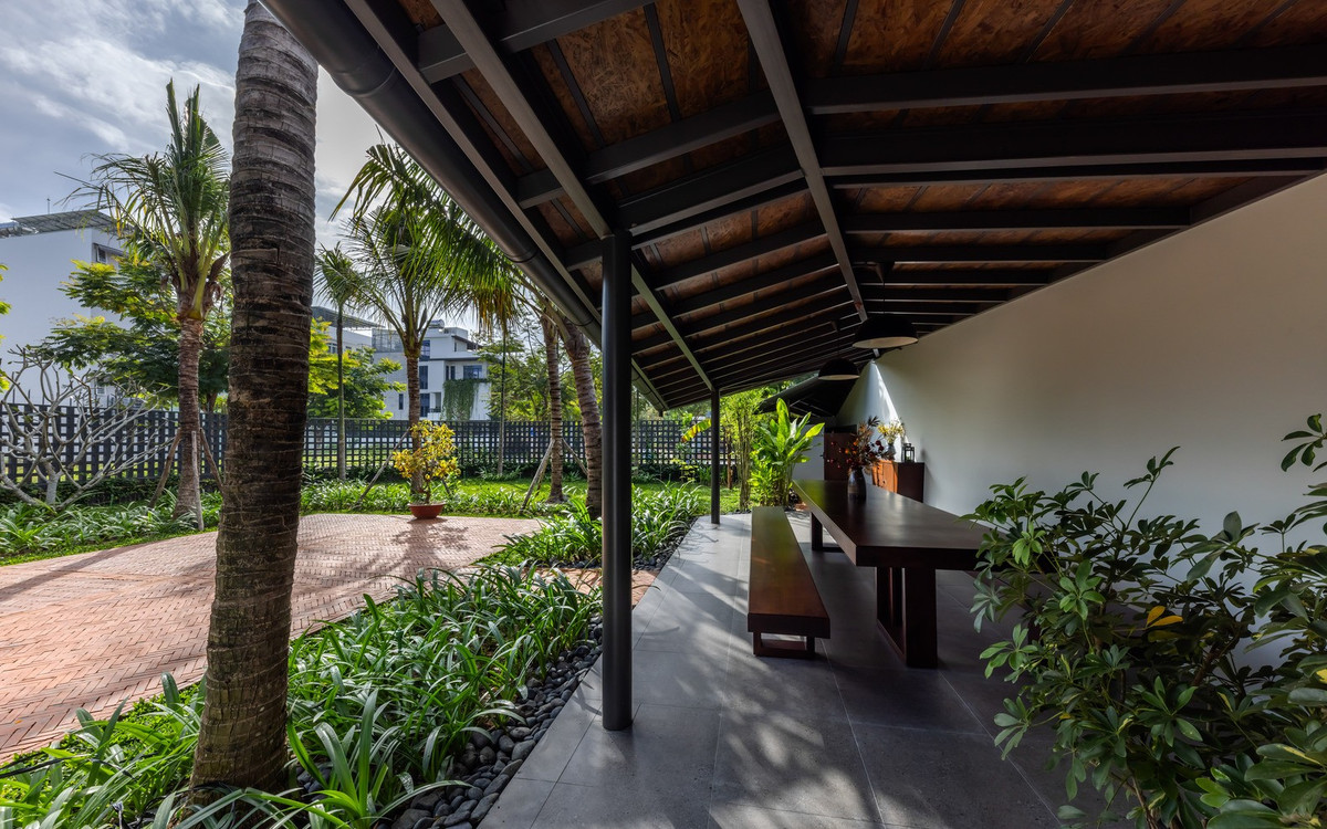 Chỉ bước chân khỏi phòng ngủ, gia chủ đã bước vào không gian chung đầy nắng, nơi mọi tiếng cười, lời trò chuyện và ánh mắt đều có thể tìm thấy nhau. Ảnh: Hiroyuki Oki