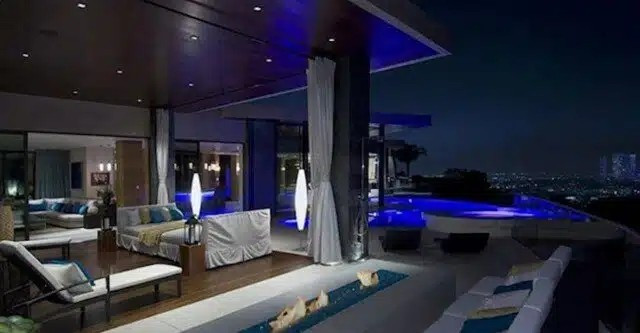 Phòng ngủ ngoài trời có rèm cửa để đảm bảo sự riêng tư. Khi mở, gia chủ có thể tận hưởng không khí trong lành. Ảnh: Famous Entertainment trên YouTube