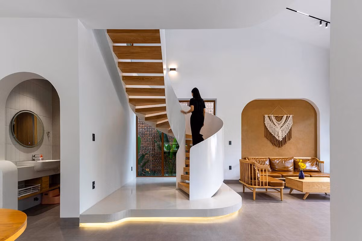 Phòng khách nhỏ với bàn ghế gỗ mộc mạc, êm ái. Ảnh: Khánh Nguyễn