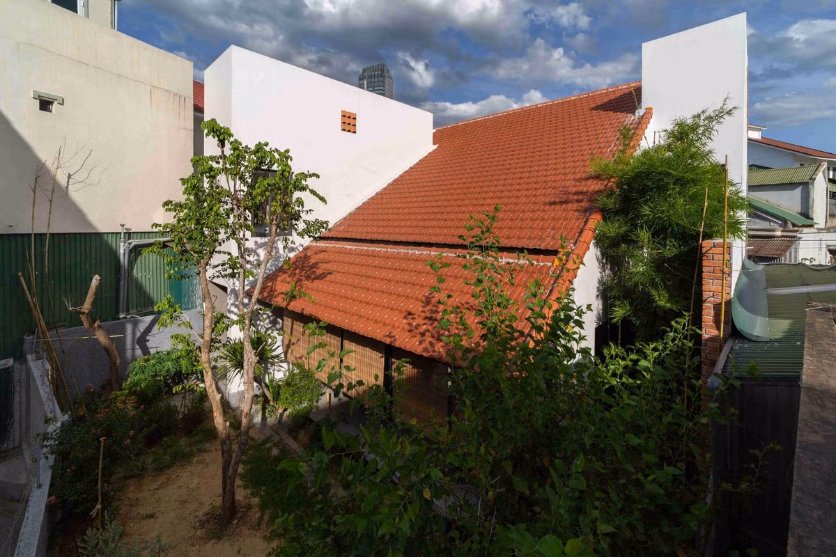 Mái ngói gạch nung thiết kế dạng dốc hiệu quả trong việc cản nắng và điều tiết nước mưa. Ảnh: Hoàng Lê