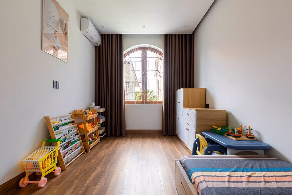 Phòng ngủ nhỏ trên tầng 2 dành cho các con có cửa sổ lấy sáng. Ảnh: Khánh Nguyễn