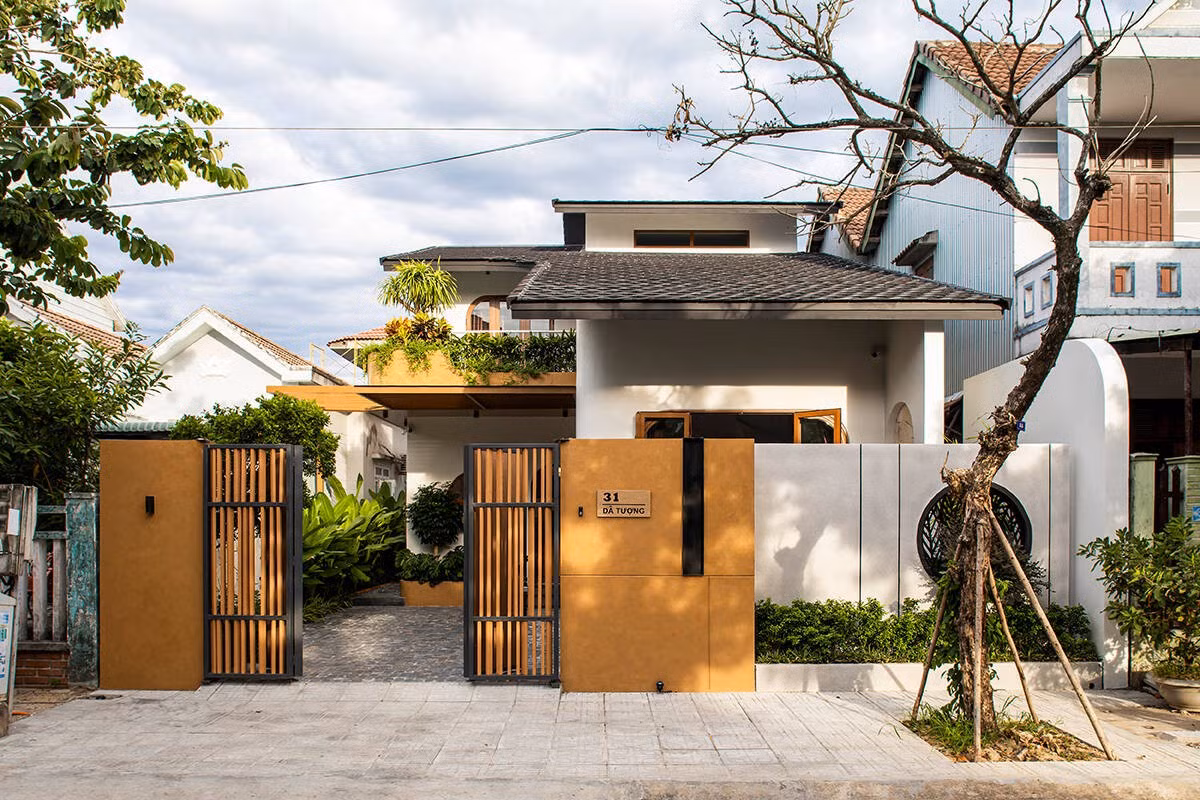 Tọa lạc tại phường Tân Thạnh (TP Đà Nẵng), trên khu đất 10x22m, ngôi nhà được xây dựng với diện tích 7,7x15,7m, một tỉ lệ hợp lý, vừa đảm bảo các khối chức năng chính, đồng thời mở ra những khoảng thở xanh mát quanh nhà. Ảnh: Khánh Nguyễn