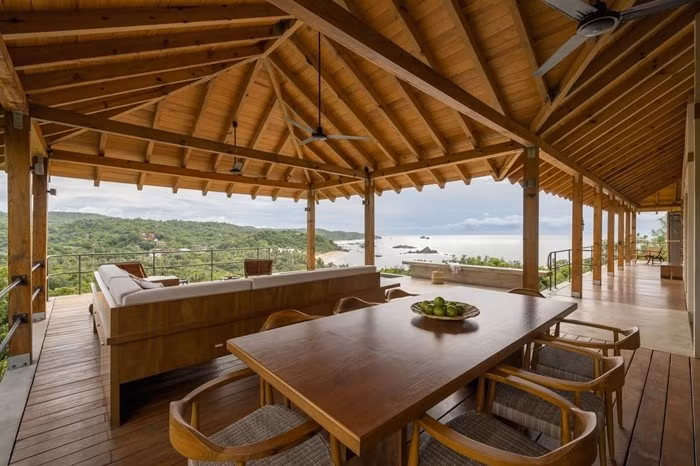 Không gian sinh hoạt chung ngập ánh sáng và gió biển. Ảnh: Archello