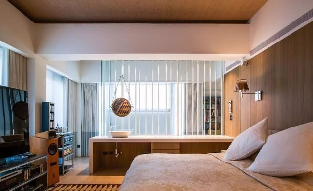 Tầng 3 là phòng ngủ duy nhất, được thiết kế khá đơn giản nhưng đầy đủ công năng. Ảnh: Toutiao