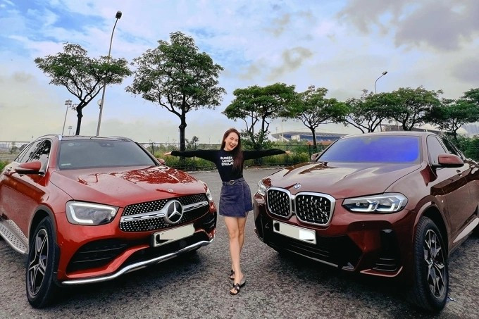 Bên cạnh bất động sản, Bảo Thanh còn đầu tư mạnh tay vào xe hơi. Trước đây, nữ diễn viên từng sở hữu hai chiếc xe sang màu đỏ hợp mệnh: một chiếc Mercedes GLC300 trị giá 2,4 tỷ đồng và một chiếc BMW khoảng 3,3 tỷ đồng. Ảnh: Facebook