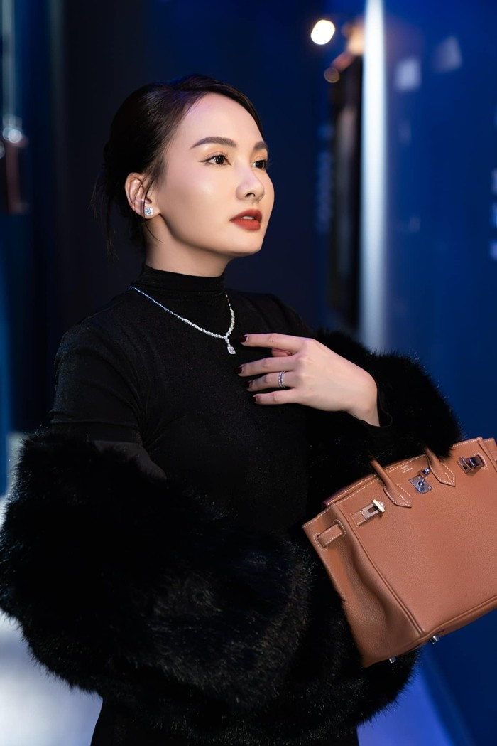 Ngoài ra, nữ diễn viên sở hữu nhiều phụ kiện hàng hiệu đắt đỏ. Ảnh: Vietnamnet