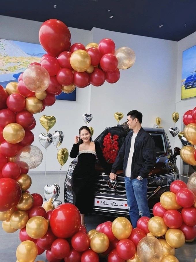 Tháng 2/2025, vợ chồng Bảo Thanh vui mừng nhận thêm chiếc Volkswagen Viloran 2023 có giá lăn bánh từ 2,2-2,4 tỷ đồng. Ảnh: FBNV