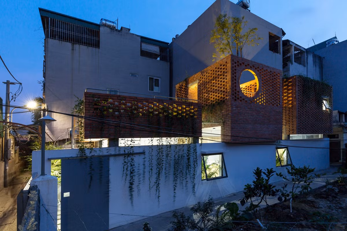 Kiểu nhà ống thường có thiết kế hẹp, sâu, chỉ có một mặt tiền. Ba mặt còn lại thường là những ngôi nhà liền kề, sát nhau và không có cửa sổ. Ảnh: Hoàng Lê