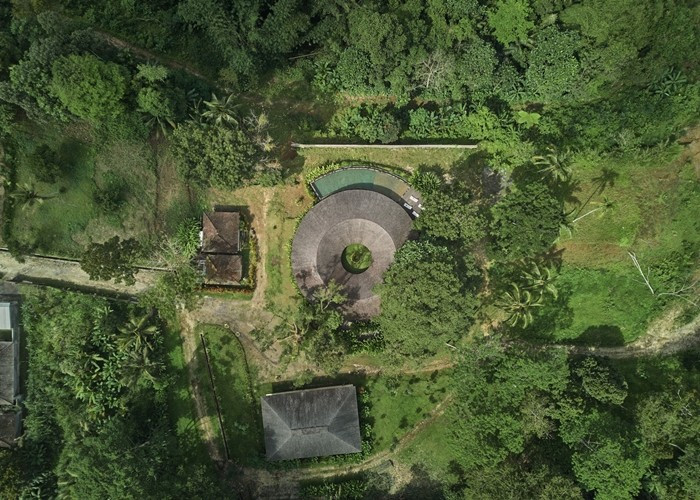 Tọa lạc tại vùng cao nguyên Payangan (Indonesia), căn biệt thự được thiết kế theo cấu trúc hình tròn, toàn bộ các không gian chức năng được bố trí dọc theo vành ngoài, hướng ra rừng nhiệt đới. Ảnh: Worldarchidesign