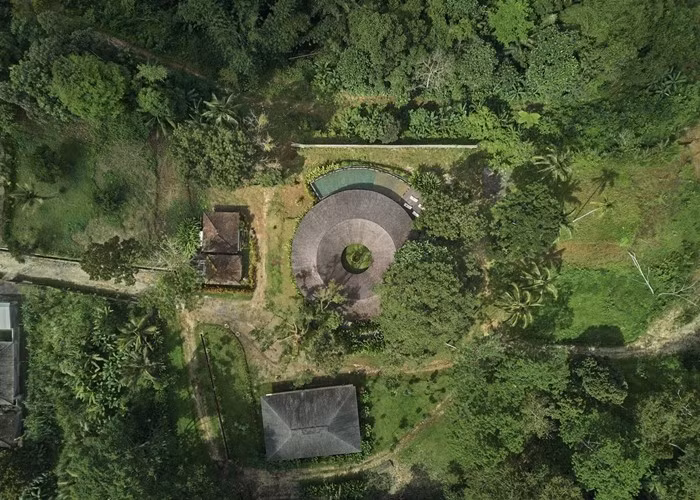 Tọa lạc tại vùng cao nguyên Payangan (Indonesia), căn biệt thự được thiết kế theo cấu trúc hình tròn, toàn bộ các không gian chức năng được bố trí dọc theo vành ngoài, hướng ra rừng nhiệt đới. Ảnh: Worldarchidesign