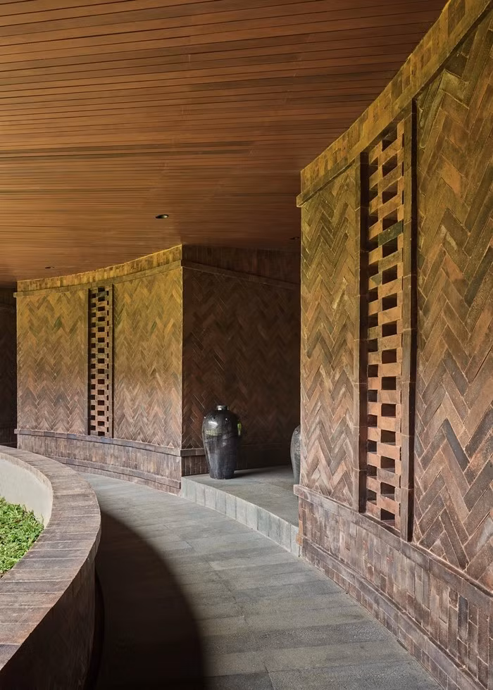 Bên trong biệt thự uốn lượn nhẹ nhàng, hài hòa với bố cục hình tròn. Ảnh: Worldarchidesign