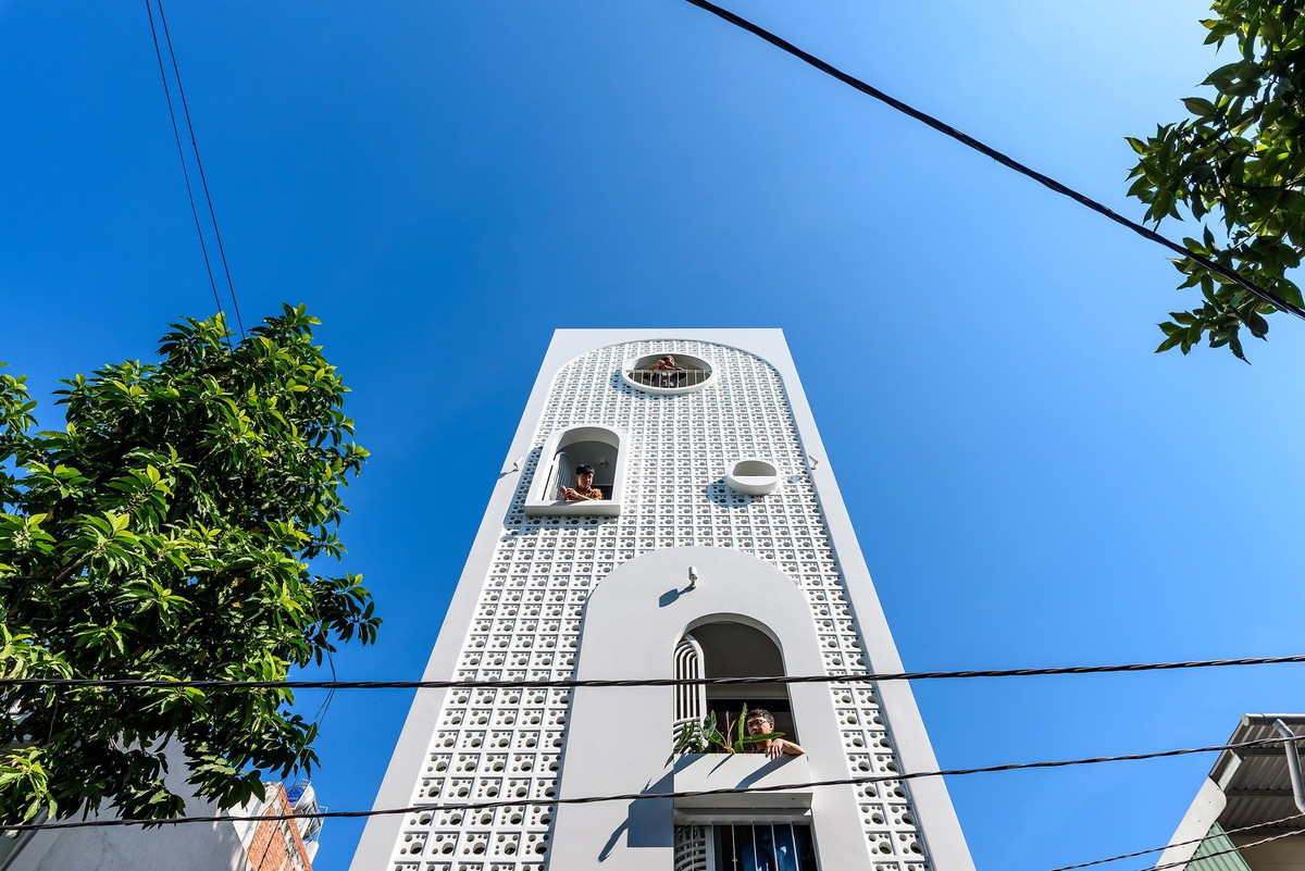 Mặt tiền được bao bọc bởi một lớp gạch bông gió màu trắng, gợi liên tưởng đến chiếc áo blouse của người bác sĩ. Ảnh: LonTon Studio