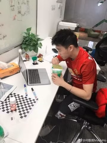 Phòng làm việc của Hà Du Quân thiết kế tối giản với bàn làm việc màu trắng. Ảnh: Sohu