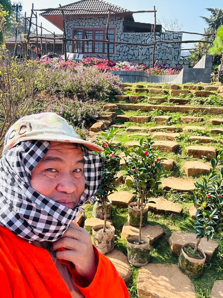 Qua hình ảnh chia sẻ, có thể thấy biệt thự của Hoàng Mập sử dụng chất liệu gỗ và đá chủ đạo. Ảnh: FBNV