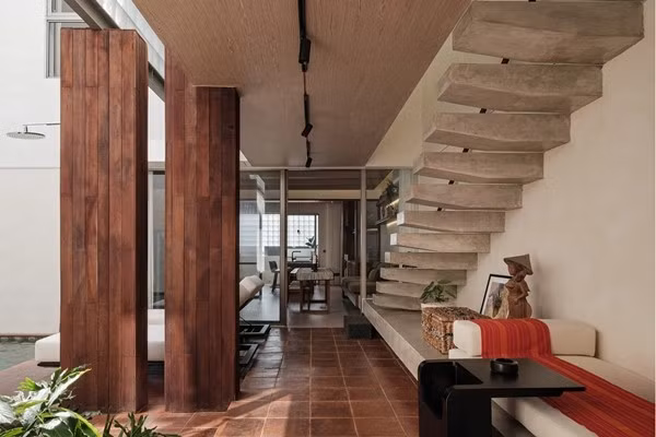 Nhờ sân trong, các khu vực xung quanh từ bếp, phòng khách, phòng ăn đến phòng ngủ đều ngập tràn ánh sáng tự nhiên. Ảnh: Archdaily