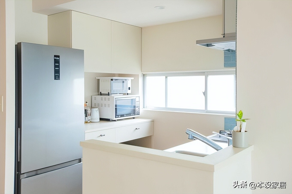 Do sống một mình, Shino thay bếp chữ L khép kín thành bếp chữ I song song, giúp không gian thoáng hơn. Ảnh: Toutiao