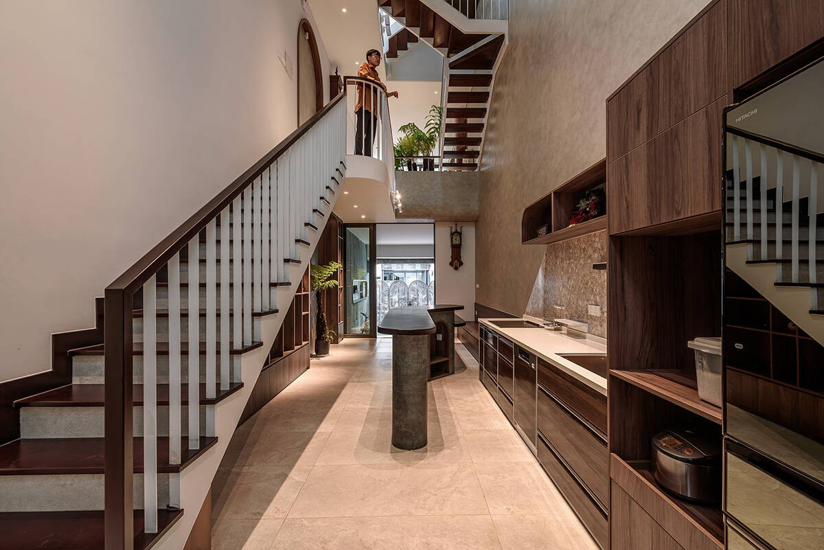 Một khoảng thông tầng lớn được mở ra ở phía sau nhà. Khoảng trống này bố trí cạnh khu bếp và bàn ăn. Ảnh: LonTon Studio