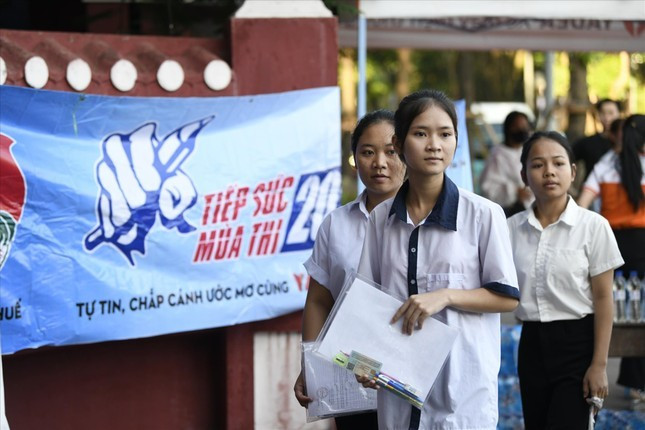 Thí sinh dự thi tốt nghiệp THPT sáng 27/6. Ảnh: NHƯ Ý