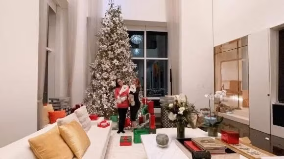 Phòng khách rộng, được trang trí hiện đại và sang trọng. Ảnh: FBNV