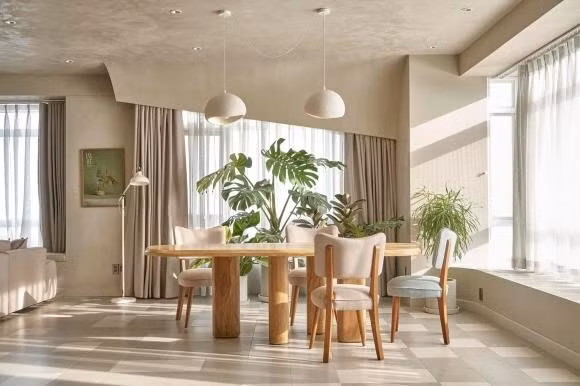 Ở tuổi 41, Phạm Quỳnh Anh tận hưởng cuộc sống hạnh phúc bên bạn trai và các con. Sau khi sinh con thứ 3, nữ ca sĩ hé lộ nhà mới sang trọng với tông màu trắng chủ đạo. Ảnh: FBNV