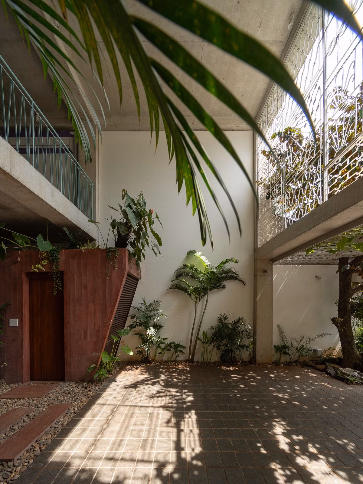 Nhà được xây dựng với khung bê tông trần, tường sơn không trát và sàn bê tông đánh bóng. Ảnh: Quangdam