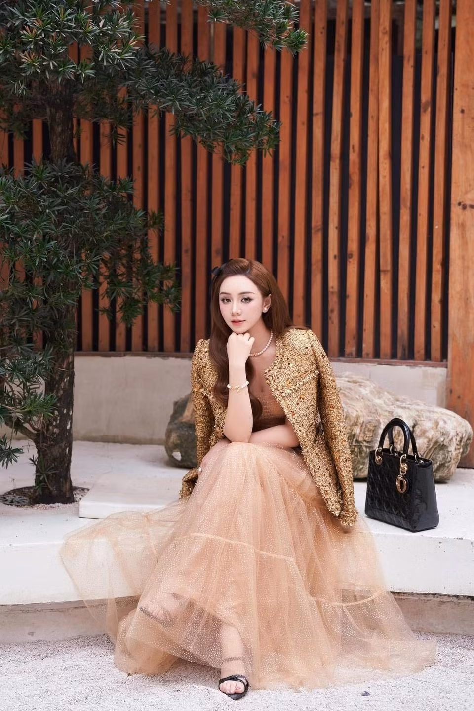 Nữ diễn viên cũng sở hữu bộ sưu tập hàng hiệu khiến nhiều người phải ao ước. Ảnh: FBNV