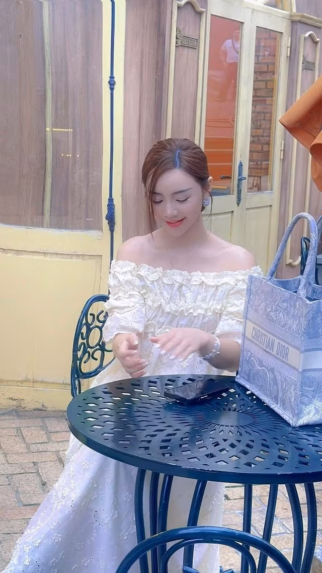 Quỳnh Kool khoe khéo chiếc túi Dior giá trị đắt đỏ. Ảnh: FBNV