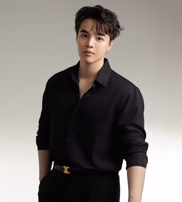 Tun Phạm thường xuyên livestream bán hàng với đa dạng sản phẩm như mỹ phẩm, đồ gia dụng... Do vậy, Tun Phạm sở hữu khối tài sản ấn tượng với thu nhập đến từ nhiều công việc như sáng tạo nội dung trên TikTok, quảng cáo, hợp tác thương hiệu, kinh doanh riêng và phát triển nội dung trên YouTube. Ảnh: Facebook