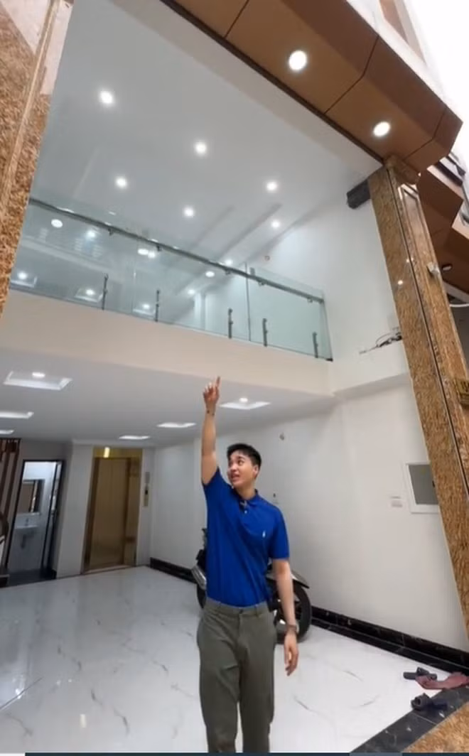 Ngôi nhà được trang bị thang máy riêng. Tầng 3, 4 và 5 được bố trí làm không gian nghỉ ngơi, mỗi tầng có một phòng ngủ cùng một nhà vệ sinh riêng. Ảnh chụp màn hình