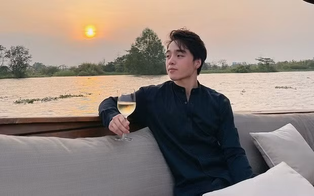 Tun Phạm cũng từng khoe nộp thuế gần 500 triệu/tháng. Theo đó, ước tính tổng thu nhập trước thuế của nam Tiktoker ước tính khoảng 1,45 - 1,47 tỷ đồng/tháng. Ảnh: Tun Phạm/Facebook.