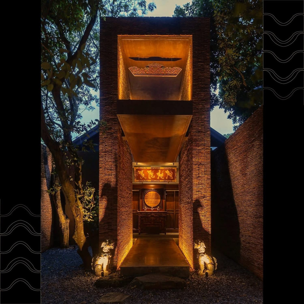 Toàn bộ khuôn viên được xây dựng theo lối kiến trúc cổ kính, với mái ngói cong, cột gỗ lim, sân gạch đỏ và những khu vườn bao quanh xanh mát. Ảnh: FBNV