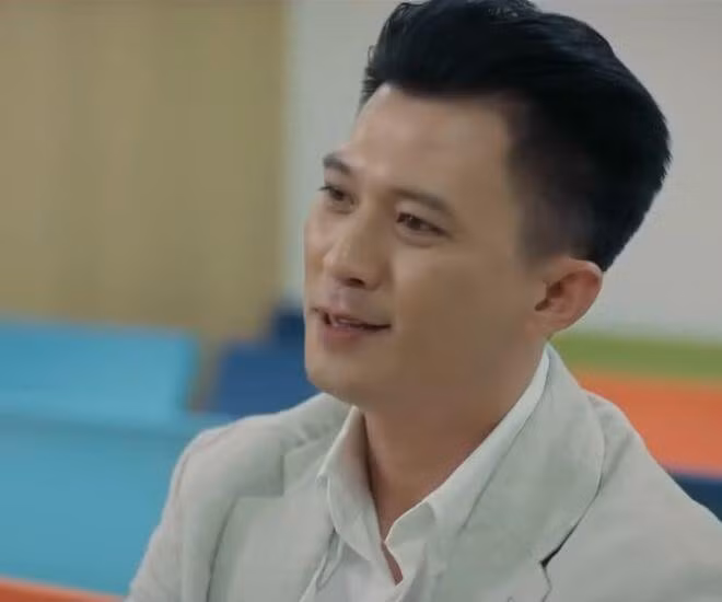 Mới đây, diễn viên Hà Việt Dũng thu hút sự chú ý của khán giả với vai Viễn - "tổng tài" trong phim truyền hình "Cách em 1 milimet". Ảnh: chụp màn hình VTV