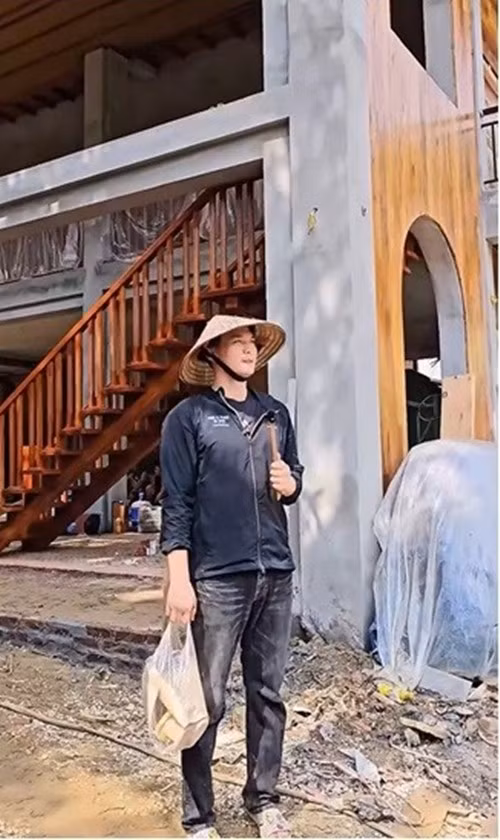 Cầu thang ngoài trời bằng gỗ nâu đỏ, được xử lý kỹ lưỡng đảm bảo độ bền. Ảnh chụp màn hình