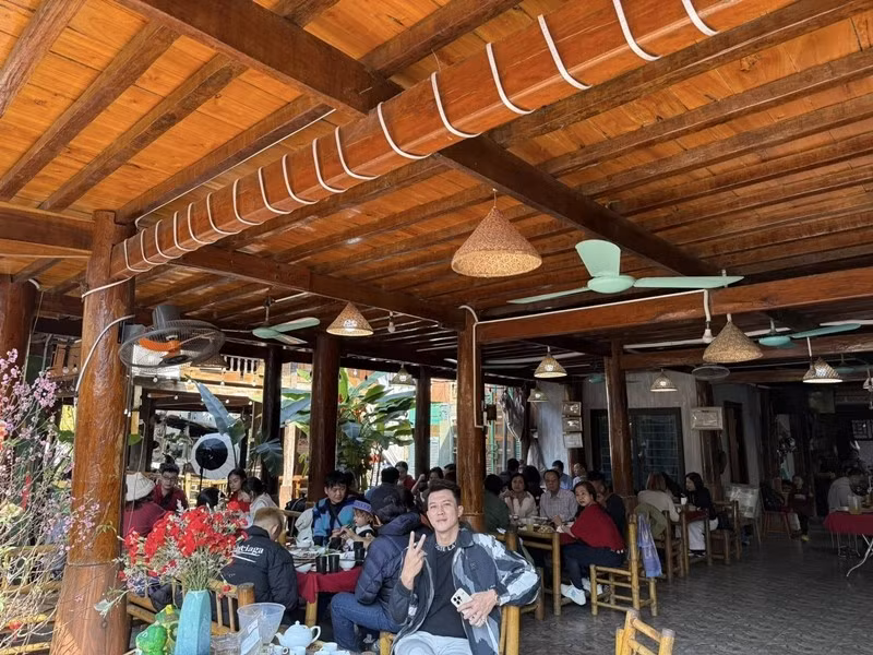 Khu homestay của Hà Việt Dũng có không gian mở, bao quanh bởi ruộng lúa, cây xanh và hồ nước, vừa là nơi nghỉ dưỡng, vừa là chốn để anh tĩnh tâm mỗi khi rời phim trường. Ảnh: FBNV