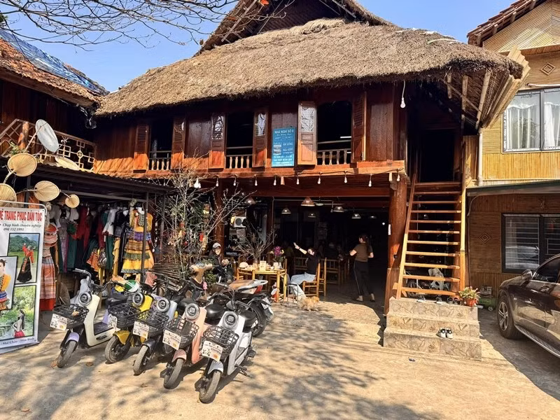 Ngoài diễn xuất, Hà Việt Dũng còn kinh doanh nhà hàng, homestay tại Bản Lác. Ảnh: FBNV