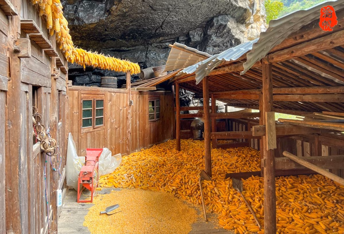 Tầng 5 còn có hai phòng, bên trong và bên ngoài, đều tạm thời được dùng làm nhà kho, chứa rất nhiều ngô thu hoạch vào mùa thu. Ảnh: Sohu