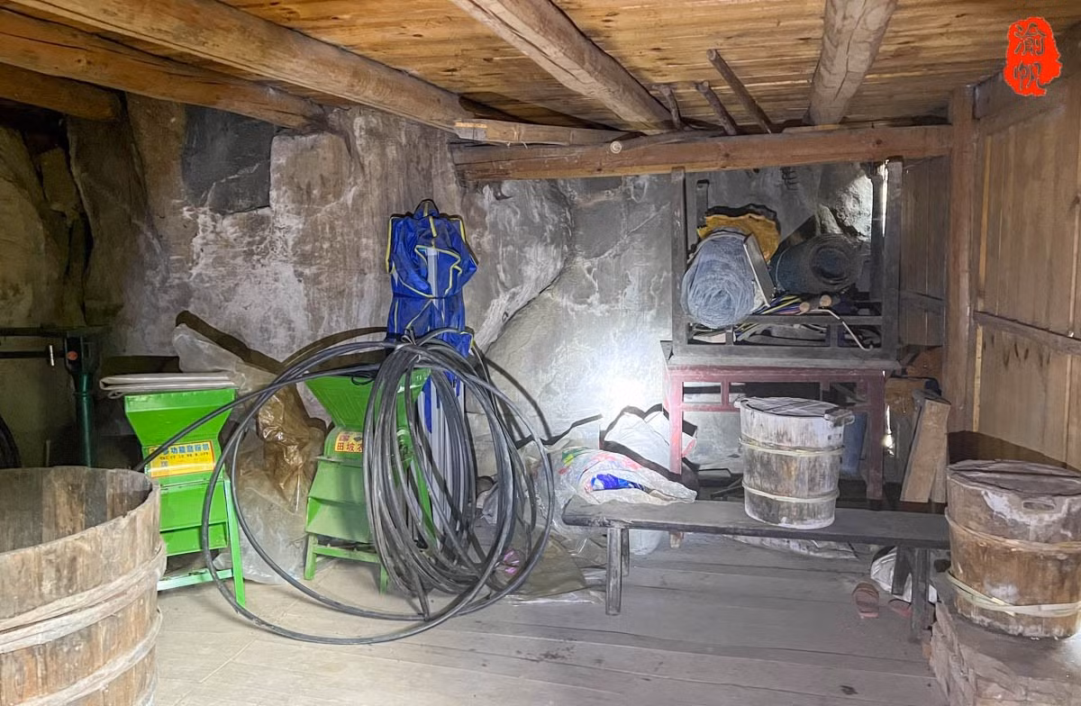 Nhà gồm 5 tầng, 10 phòng, mỗi tầng đảm nhận một chức năng khác nhau, tạo thành một không gian sống độc lập giữa thiên nhiên. Ảnh: Sohu