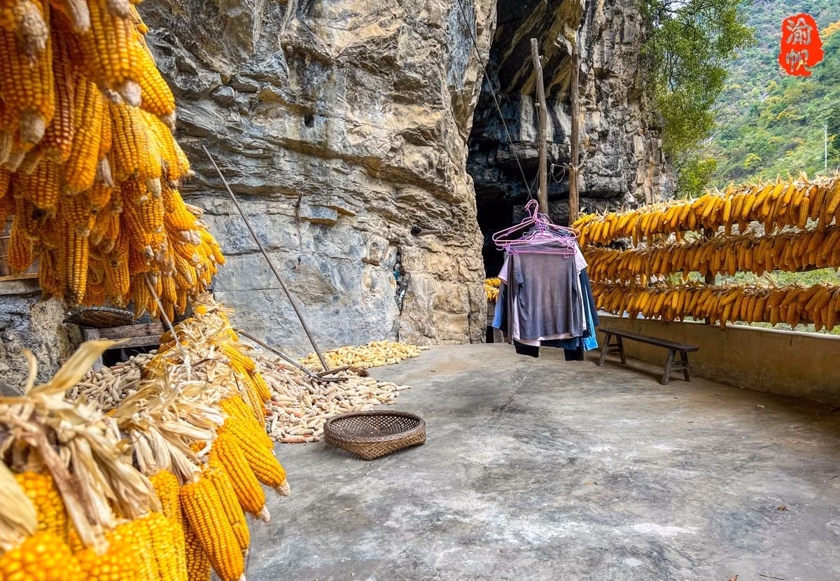 Giữa tầng 4 và tầng 5, chủ nhà xây một con đường vách đá. Giữa đường có một khoảng đất trồng cây ngô, đó là ban công. Ảnh: Sohu