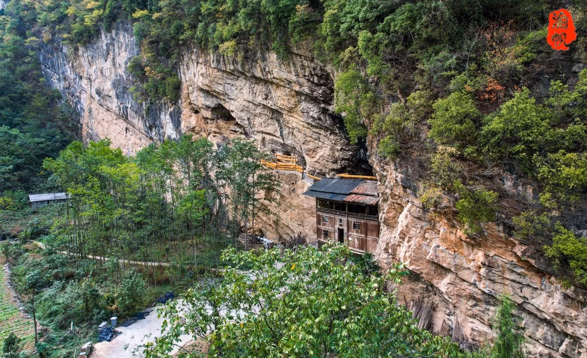 Do nằm sâu trong núi, cách xa khu dân cư, xung quanh là rừng rậm và thung lũng, căn nhà càng trở nên biệt lập như một “ốc đảo” riêng. Ảnh: Sohu