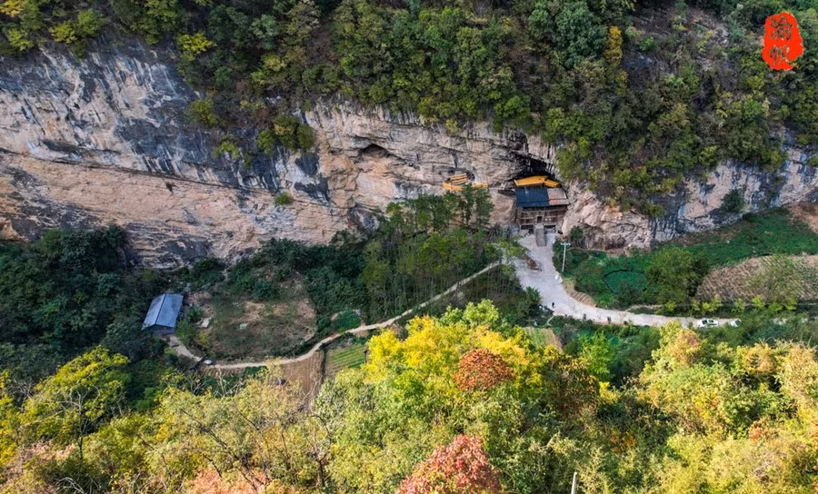 Một đoạn video ghi lại cảnh ngôi nhà đơn độc nằm trên vách đá cheo leo ở Trùng Khánh đã khiến cư dân mạng “dậy sóng”, thu hút hàng chục triệu lượt xem. Ảnh: Sohu