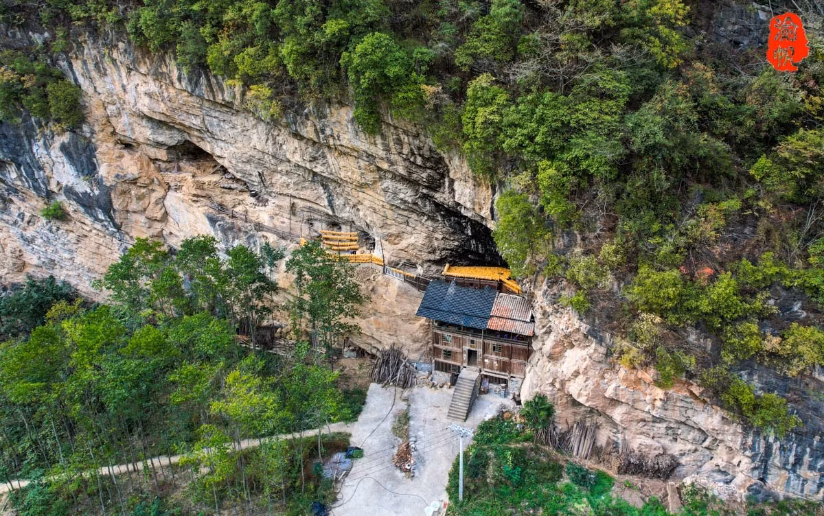 Nhìn từ xa, ngôi nhà như thể “mọc” ra từ sườn núi dựng đứng, vừa kỳ lạ vừa choáng ngợp như khung cảnh trong phim cổ trang. Ảnh: Sohu