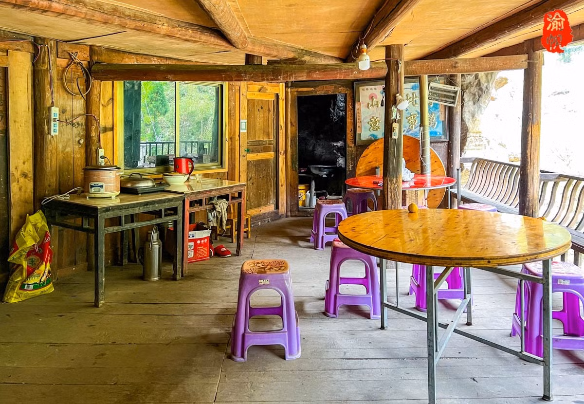 Bên ngoài bếp là phòng khách, khá rộng rãi. Ở giữa là tủ tivi, nơi đặt tivi, loa và vài chiếc bàn. Ảnh: Sohu