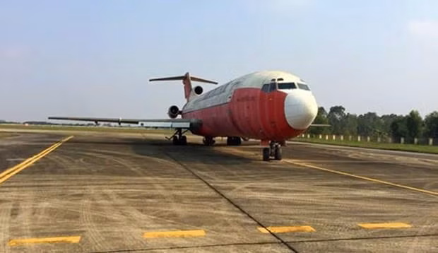 Chiếc Boeing 727-200 số đăng ký XU-RKJ của Royal Khmer Airlines đã “nằm ngủ” bên mép sân đỗ Nội Bài từ 1/5/2007. Ảnh: Người lao động