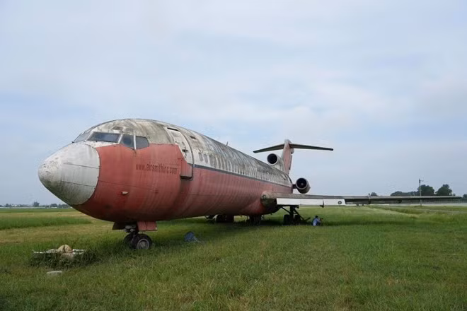 Mới đây, Cục Hàng không Việt Nam vừa có báo cáo gửi Bộ Xây dựng phương án xử lý máy bay Boeing B727-200 bị bỏ rơi tại Cảng Hàng không quốc tế Nội Bài từ năm 2007 đến nay. Ảnh: Sân bay Nội Bài