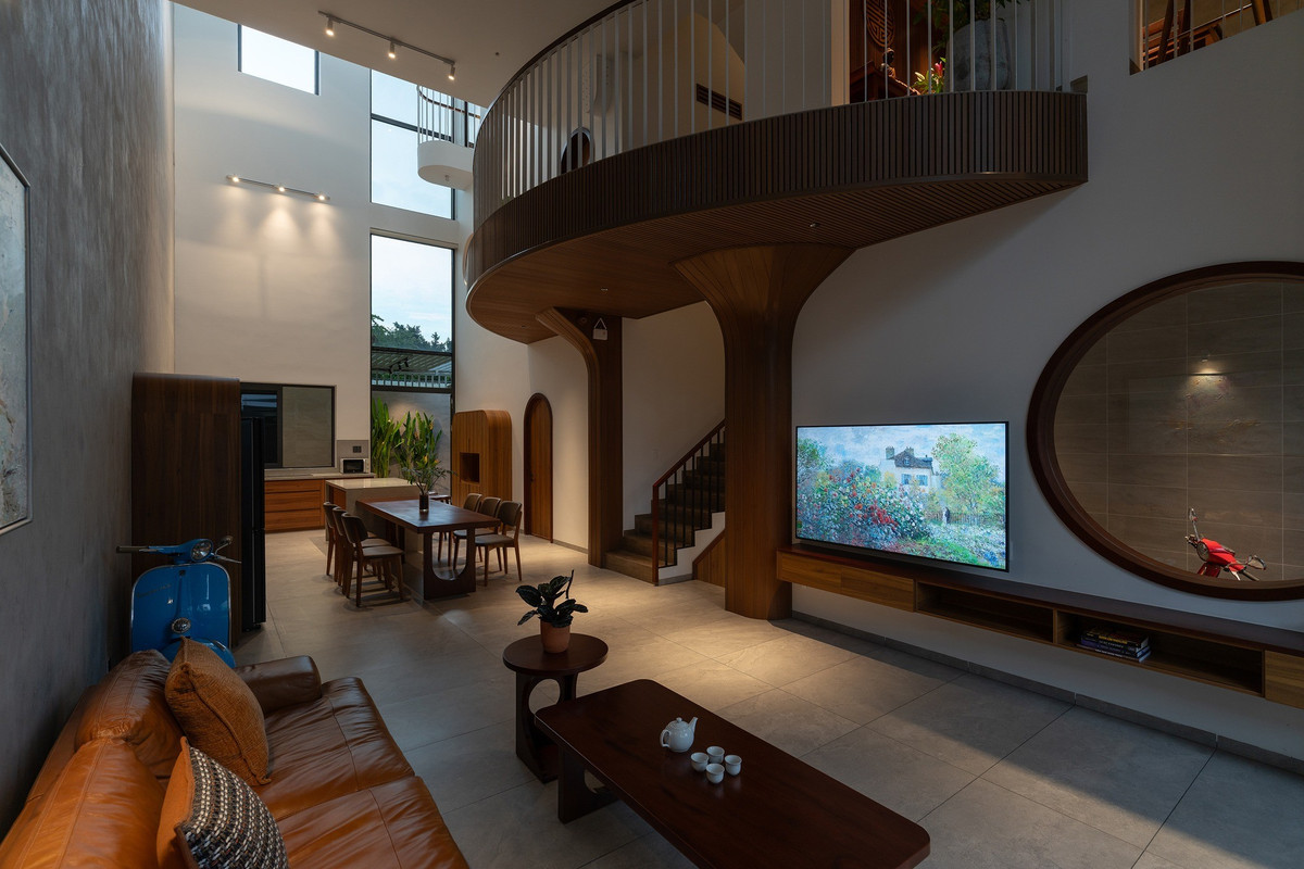 Tầng một là không gian phòng khách và bếp, trong đó khu vực bếp sử dụng sàn mở nhằm tăng cường ánh sáng tự nhiên. Ảnh: Quang Dam