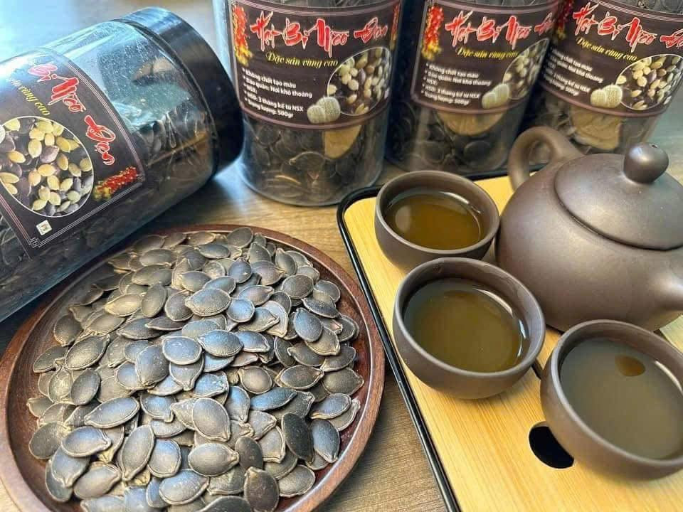 Trên thị trường, một số nơi rao bán hạt bí mèo rẻ hơn bình thường nhưng phần lớn là hạt nhỏ, lép, khi rang dễ bị cháy. Ảnh: Facebook