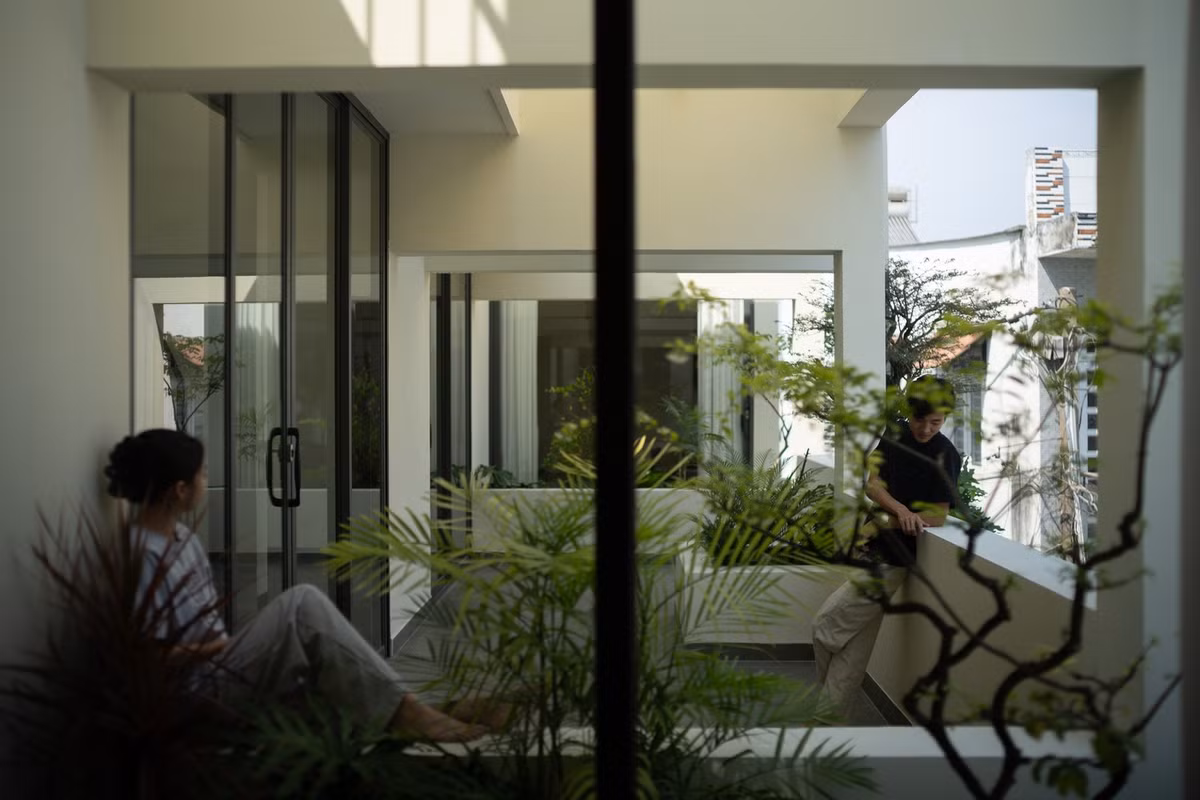 Đi lên theo chiều dọc, cầu thang dẫn đến một sân trong rộng lớn ở trung tâm - một không gian sinh hoạt chung được mở rộng, đóng vai trò là "trái tim" của ngôi nhà. Các phòng ngủ riêng tư nằm ở hai đầu. Ảnh: Quang Dam